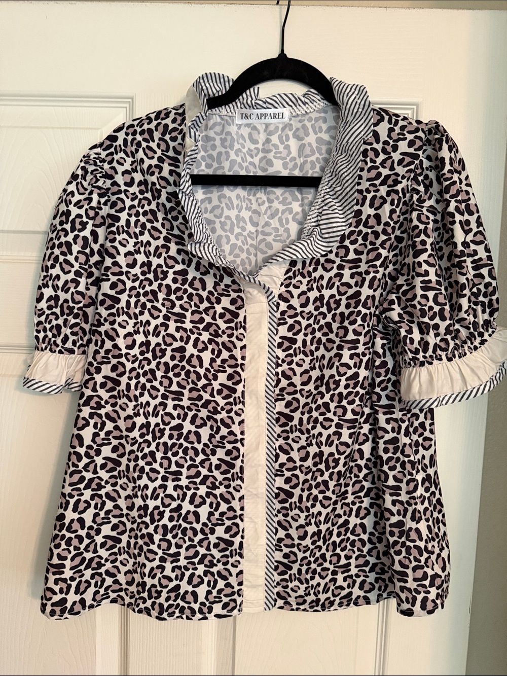 T&C Apparel Women's Black & Cream Leopard Print Puff Sleeve Blouse